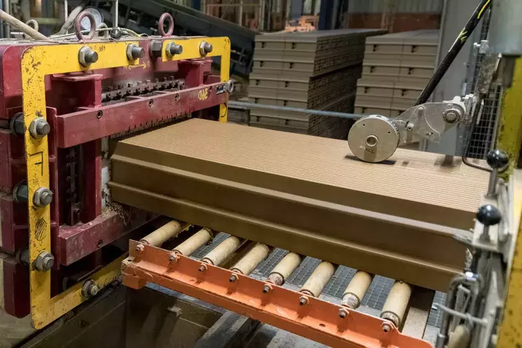 Phase d'extrusion dans le processus de production des produits en terre cuite Bouyer Leroux