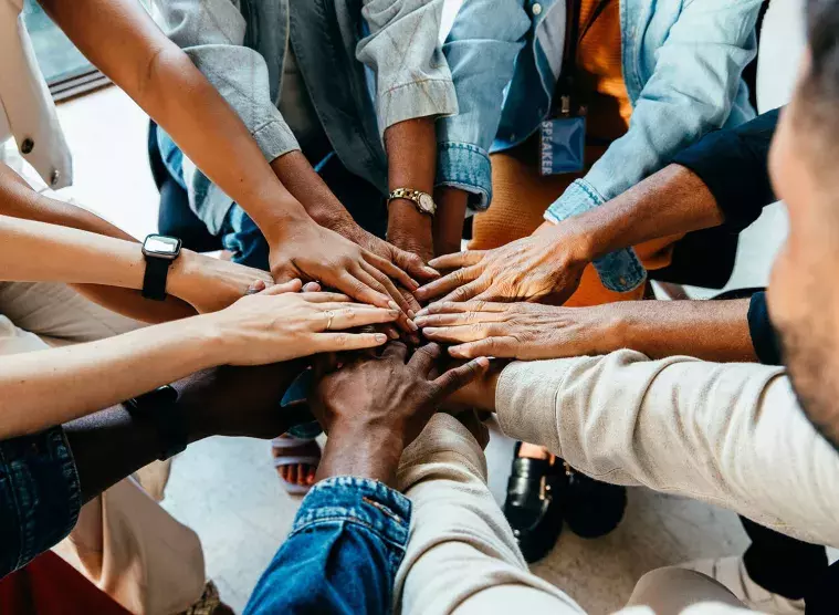 humain-solidarite adobestock_1058783524