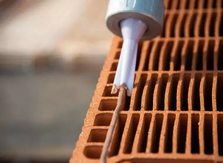 Fixbric, colle prête à l'emploi pour le montage des briques Biobric en maison individuelle